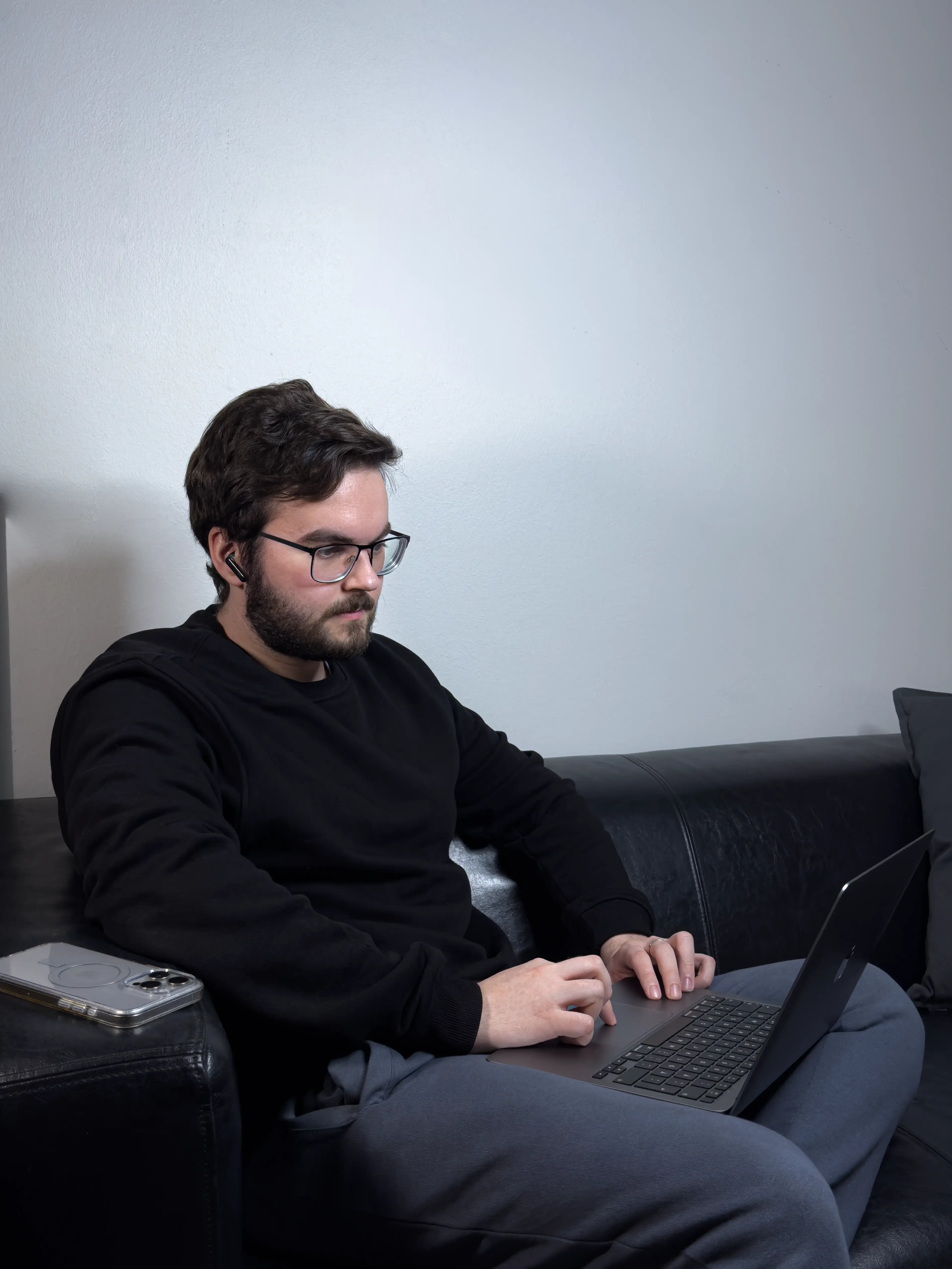 Joosua Tirkkonen työskentelee SEO:n parissa tietokoneella